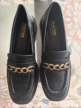 Reaction Kenneth Cole Black Croc-Embossed Loafers with Gold Chain